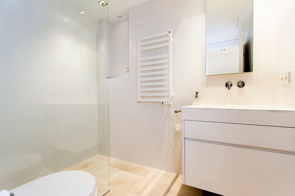 Стильный дизайн: ванная комната среднего размера в скандинавском стиле с плоскими фасадами, белыми фасадами, душем без бортиков, унитазом-моноблоком, белыми стенами, мраморным полом, душевой кабиной и монолитной раковиной - последний тренд