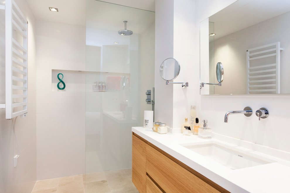 На фото: ванная комната среднего размера в скандинавском стиле с фасадами островного типа, фасадами цвета дерева среднего тона, душем без бортиков, белыми стенами, мраморным полом, душевой кабиной и монолитной раковиной