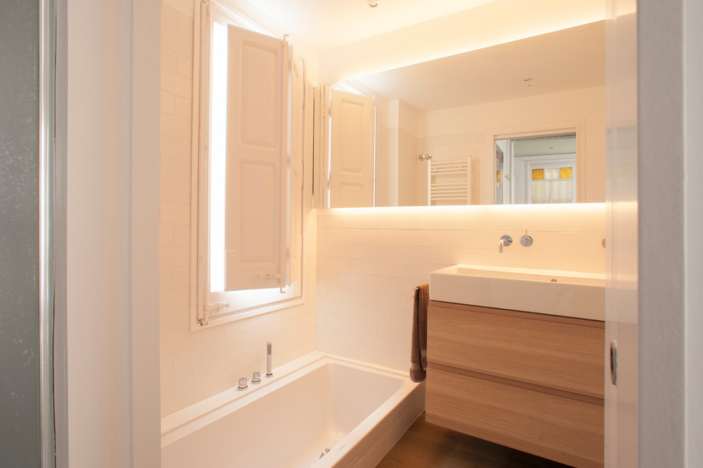 Mittelgroßes Modernes Badezimmer En Suite mit flächenbündigen Schrankfronten, hellen Holzschränken, Einbaubadewanne, Duschbadewanne, weißer Wandfarbe und Trogwaschbecken in Barcelona