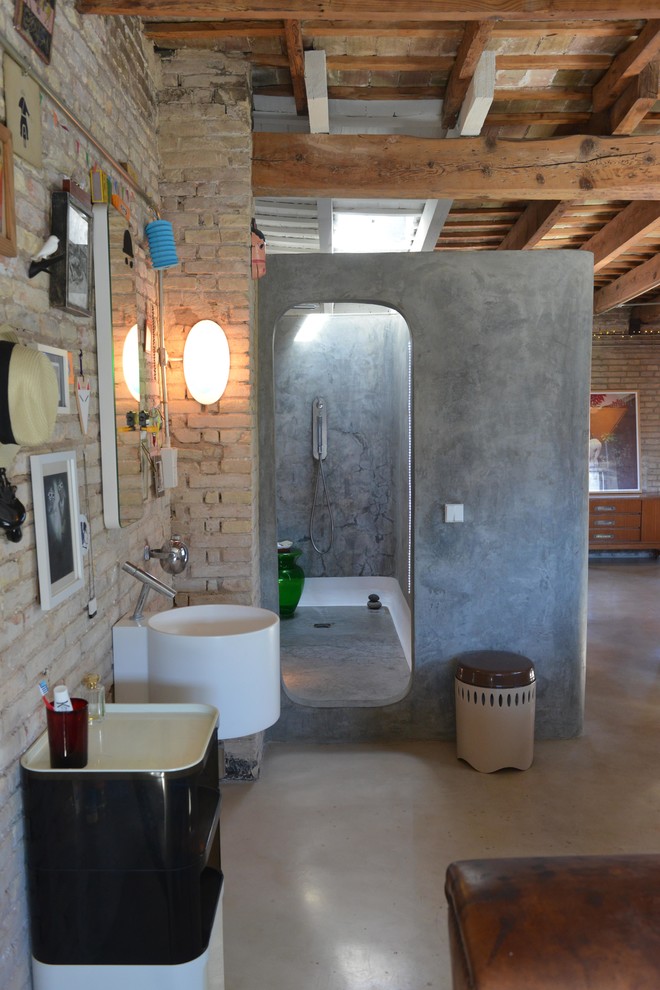 Immagine di una piccola stanza da bagno con doccia industriale con doccia aperta