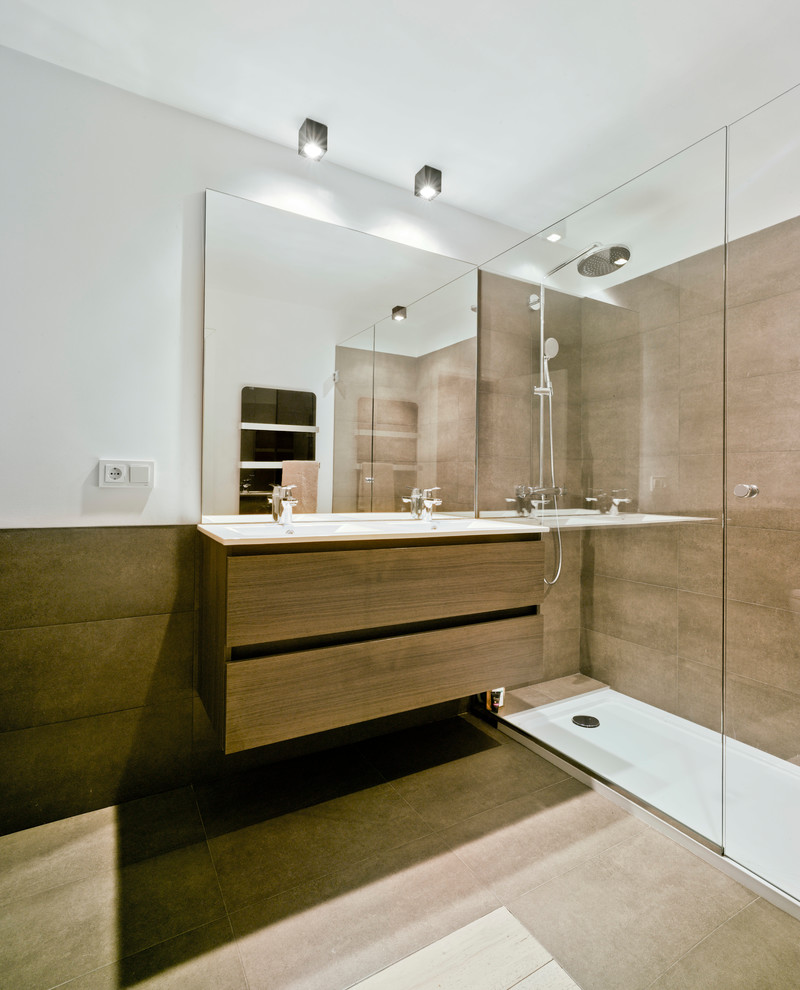 This is an example of a medium sized contemporary shower room bathroom in Alicante-Costa Blanca with flat-panel cabinets, medium wood cabinets, a built-in shower and a hinged door.