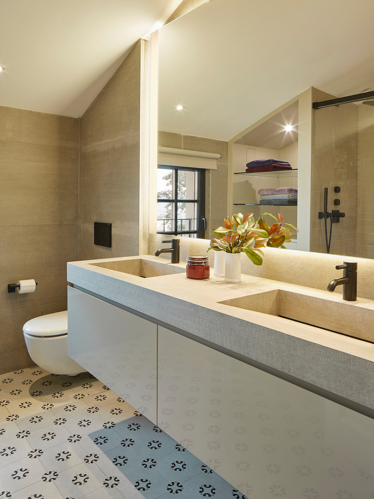 На фото: ванная комната в современном стиле с плоскими фасадами, бежевыми фасадами, монолитной раковиной, разноцветным полом, бежевой столешницей, бежевой плиткой, бежевыми стенами и тумбой под две раковины с