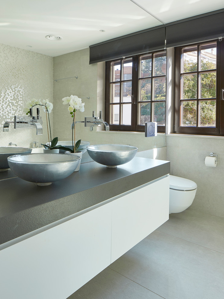 Ispirazione per una stanza da bagno design con ante lisce, ante bianche, lavabo a bacinella, pavimento grigio, top grigio, pareti grigie e due lavabi