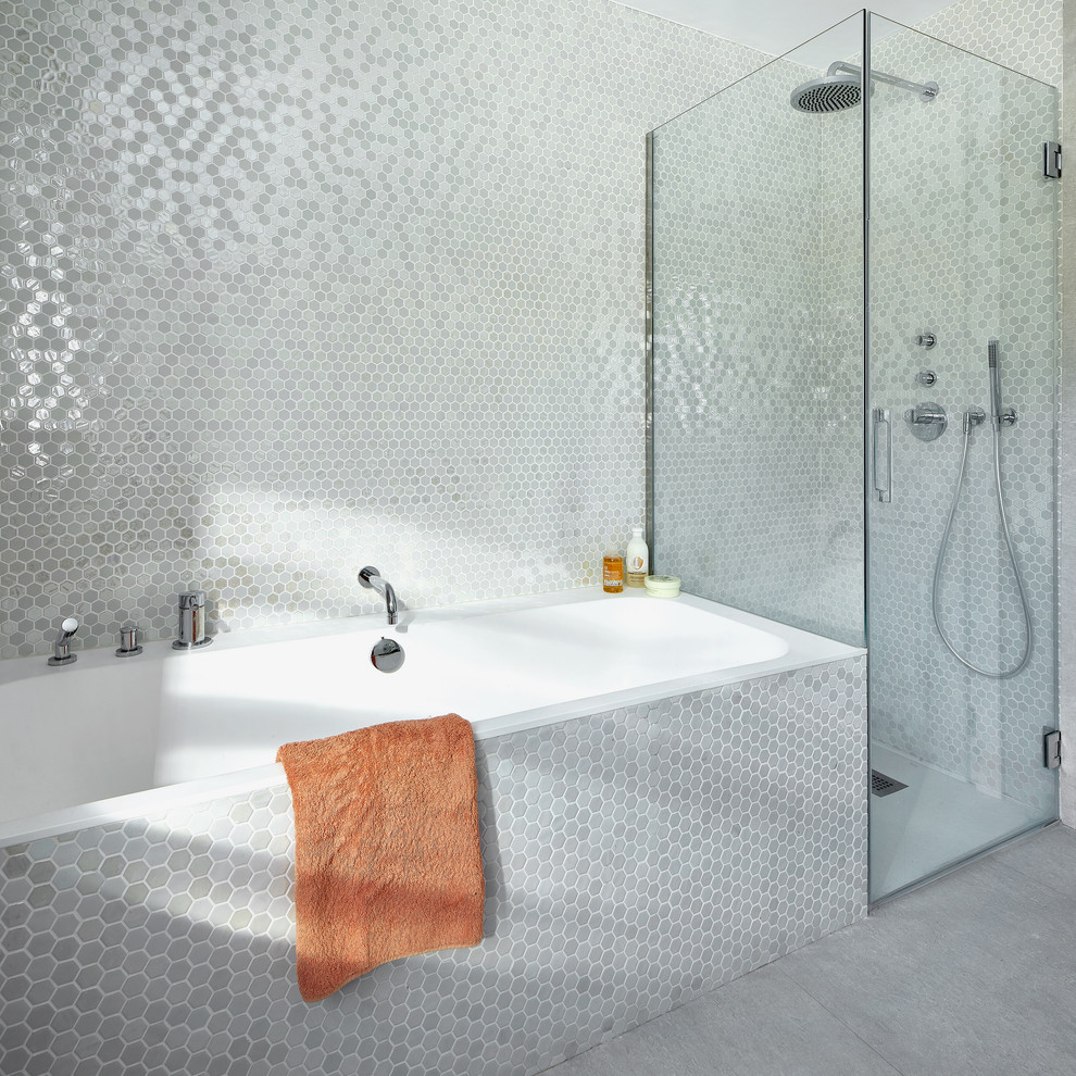 Design ideas for a contemporary ensuite bathroom in Barcelona with an alcove bath, a corner shower, white tiles, mosaic tiles, grey floors and a hinged door.