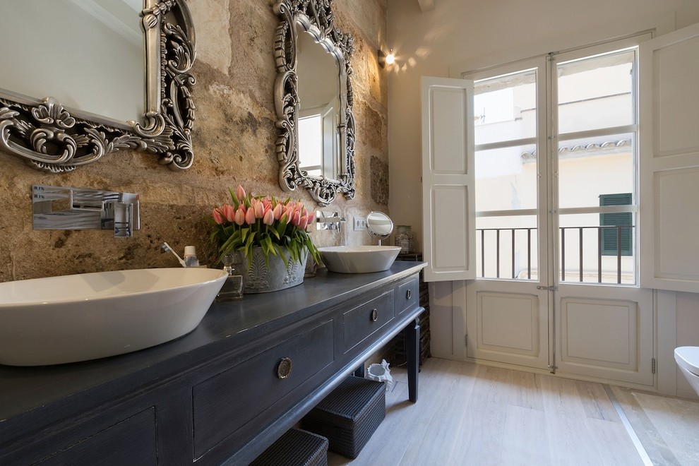 Diseño de cuarto de baño mediterráneo con espejo con luz