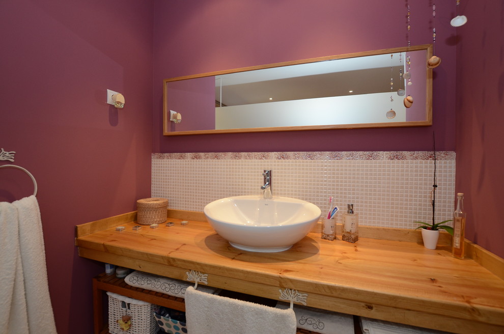 Ejemplo de cuarto de baño clásico de tamaño medio con paredes rosas, suelo de madera en tonos medios, aseo y ducha y lavabo sobreencimera