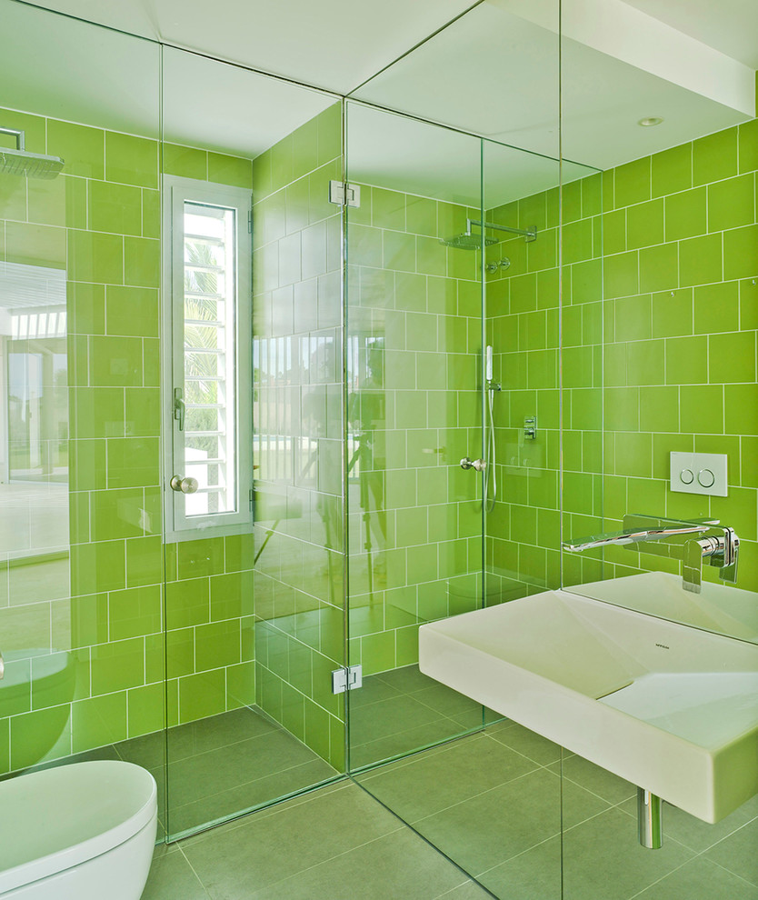 Esempio di una stanza da bagno con doccia eclettica di medie dimensioni con doccia ad angolo, WC sospeso, pareti verdi, pavimento con piastrelle in ceramica e lavabo sospeso
