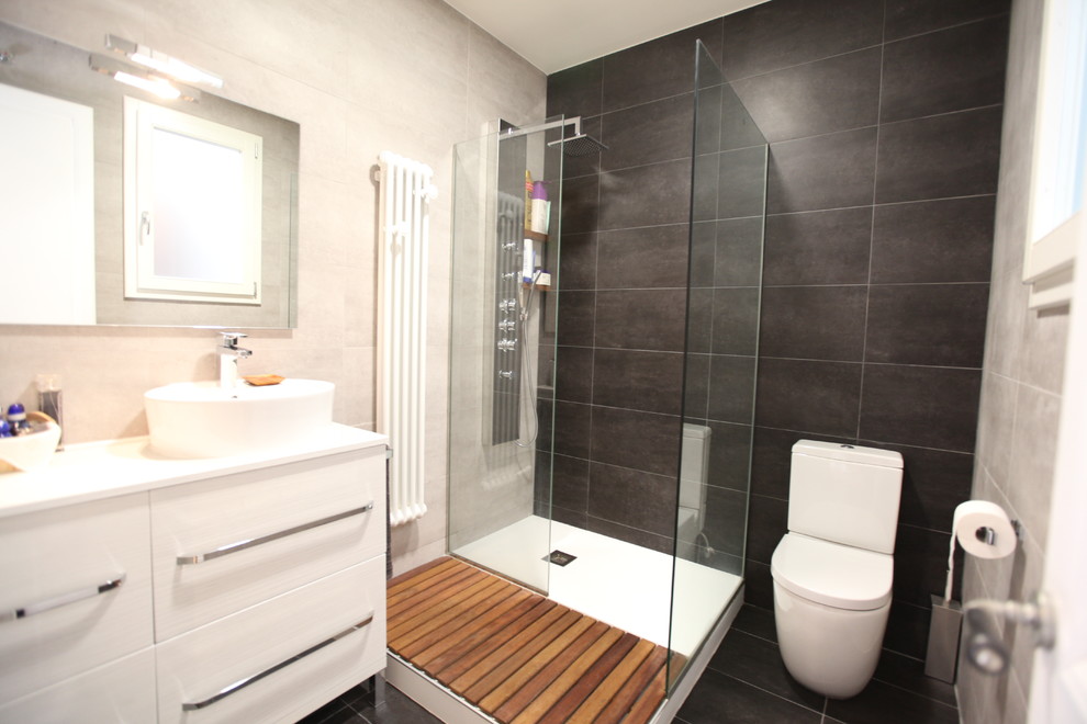 Design ideas for a medium sized contemporary shower room bathroom in Barcelona with flat-panel cabinets, white cabinets, a corner shower, a two-piece toilet, multi-coloured walls and a vessel sink.