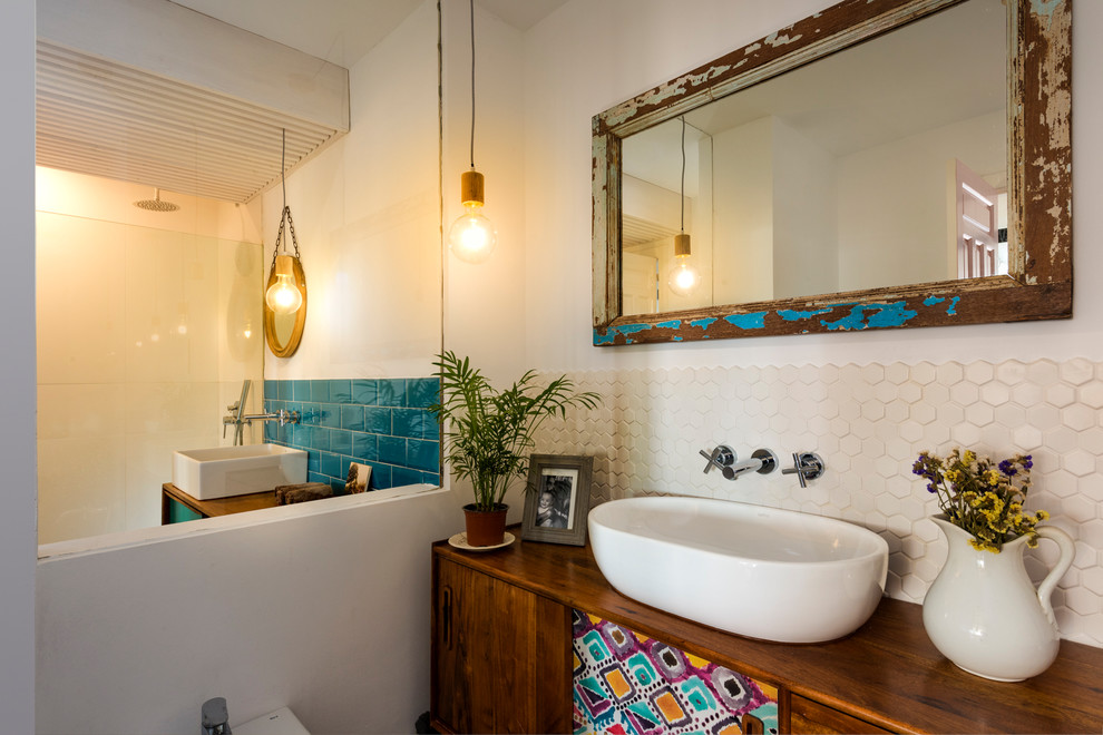 Idee per una stanza da bagno mediterranea con ante lisce, ante in legno scuro, doccia ad angolo, pareti bianche, lavabo a bacinella, top in legno e top marrone