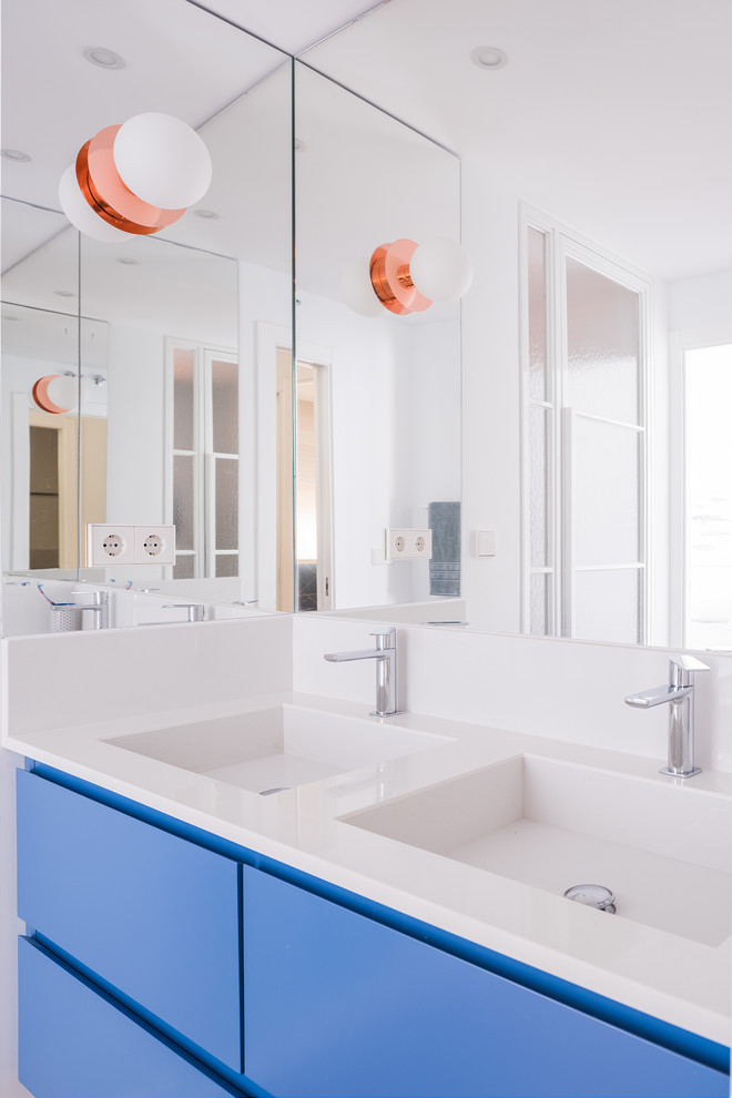 Идея дизайна: большая главная ванная комната в современном стиле с синими фасадами, душем без бортиков, инсталляцией, белыми стенами, полом из бамбука, монолитной раковиной, столешницей из искусственного кварца, коричневым полом и плоскими фасадами