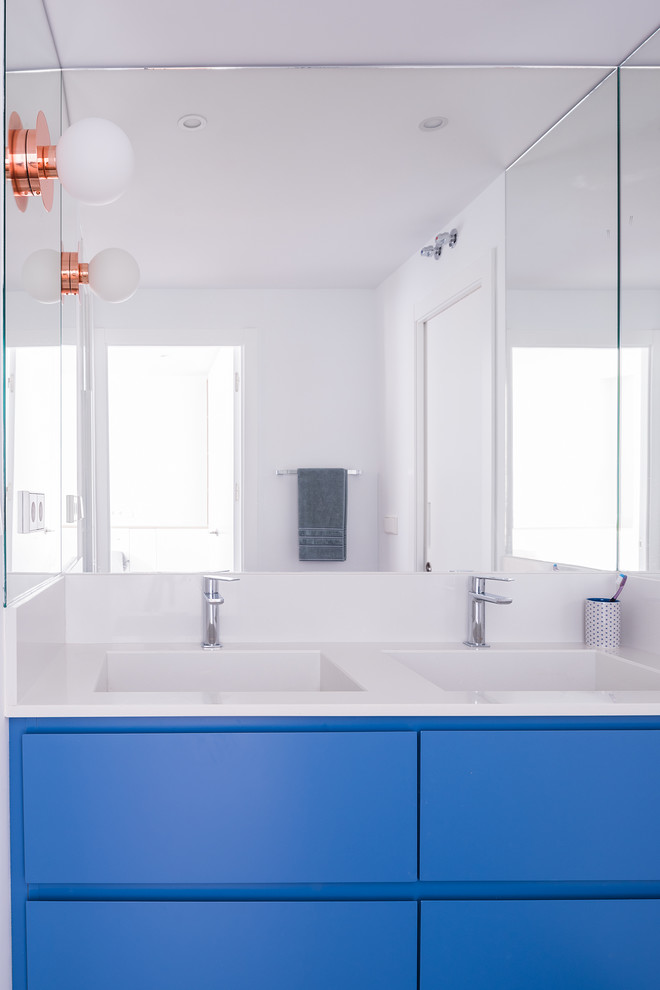 На фото: большая главная ванная комната в скандинавском стиле с фасадами островного типа, синими фасадами, душем без бортиков, инсталляцией, белыми стенами, полом из бамбука, монолитной раковиной, столешницей из искусственного кварца и коричневым полом