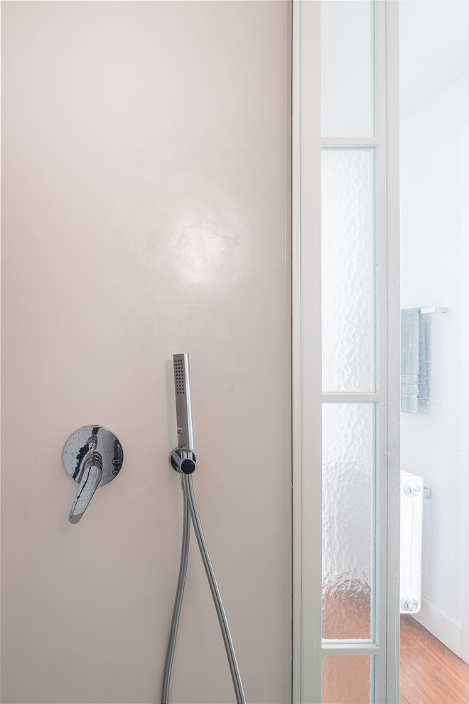 Modelo de cuarto de baño principal escandinavo grande con ducha a ras de suelo, paredes blancas, suelo de cemento, suelo gris y microcemento