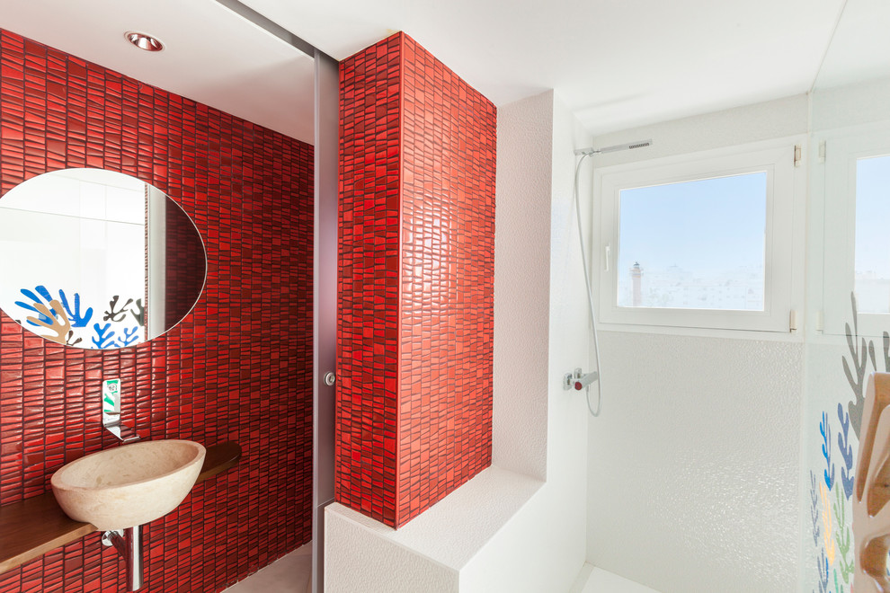 Immagine di una grande stanza da bagno con doccia minimal con doccia aperta e lavabo sospeso