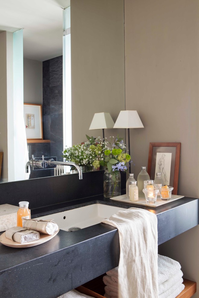 Foto på ett mellanstort medelhavsstil en-suite badrum, med ett badkar i en alkov, en dusch/badkar-kombination och ett undermonterad handfat