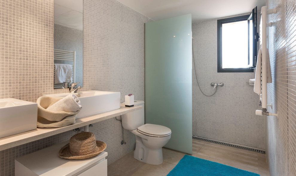 Diseño de cuarto de baño mediterráneo de tamaño medio con armarios tipo mueble, puertas de armario blancas, ducha esquinera, sanitario de dos piezas, aseo y ducha, lavabo sobreencimera y encimera de mármol