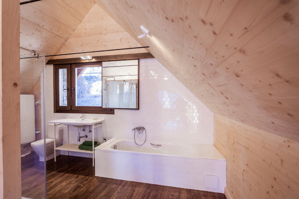 Exempel på ett mellanstort lantligt en-suite badrum, med ett badkar i en alkov, vita väggar och med dusch som är öppen
