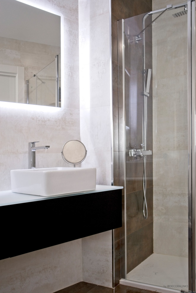 Modelo de cuarto de baño minimalista con puertas de armario blancas, paredes beige y encimera de vidrio