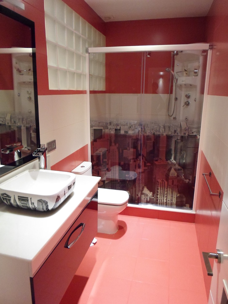 Idéer för att renovera ett mellanstort funkis badrum med dusch, med en dusch i en alkov, en toalettstol med separat cisternkåpa, flerfärgade väggar och ett fristående handfat