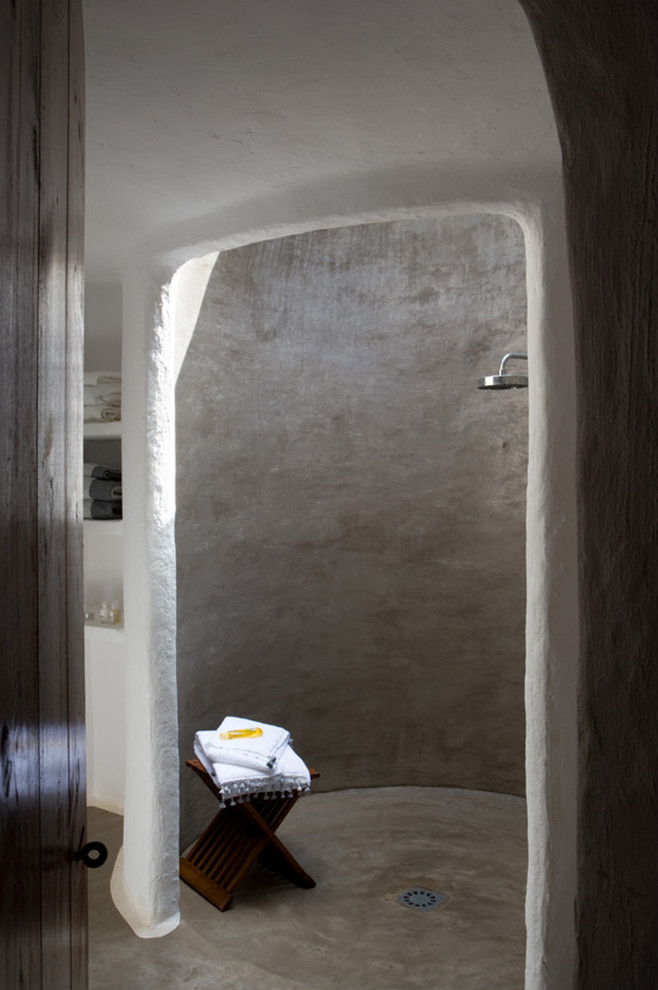 Idéer för små medelhavsstil badrum med dusch, med en kantlös dusch, grå väggar och betonggolv