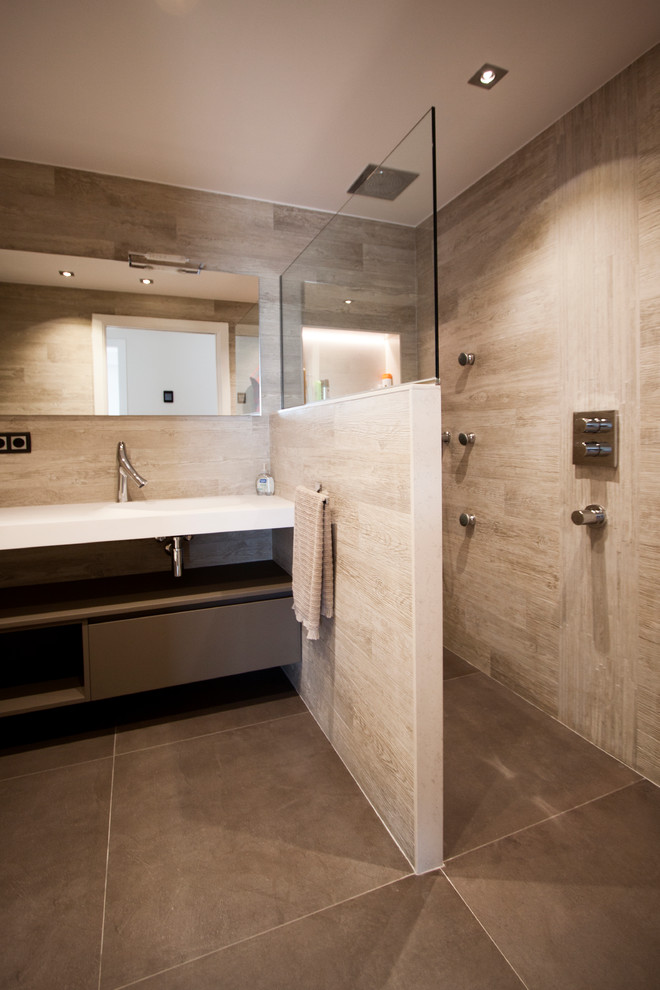 Свежая идея для дизайна: ванная комната среднего размера в современном стиле с открытыми фасадами, душем без бортиков, инсталляцией, бежевыми стенами, полом из керамической плитки, душевой кабиной и монолитной раковиной - отличное фото интерьера
