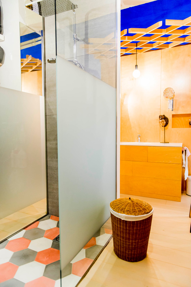 マドリードにある高級な広いエクレクティックスタイルのおしゃれなバスルーム (浴槽なし) (フラットパネル扉のキャビネット、中間色木目調キャビネット、バリアフリー、マルチカラーの壁、淡色無垢フローリング、アンダーカウンター洗面器) の写真