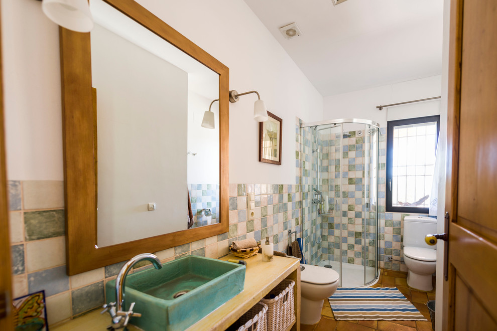Источник вдохновения для домашнего уюта: ванная комната среднего размера в стиле рустика с открытыми фасадами, угловым душем, биде, белыми стенами, полом из терракотовой плитки, душевой кабиной и настольной раковиной