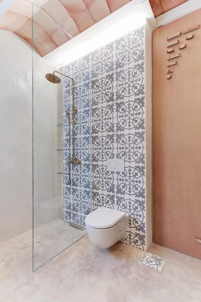 Inspiration för mellanstora medelhavsstil badrum, med en öppen dusch, betonggolv och grått golv