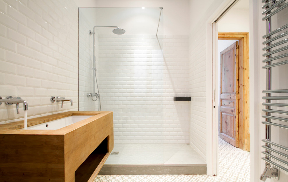 Diseño de cuarto de baño contemporáneo de tamaño medio con armarios abiertos, puertas de armario de madera oscura, ducha empotrada, paredes blancas, aseo y ducha, lavabo bajoencimera y encimera de madera