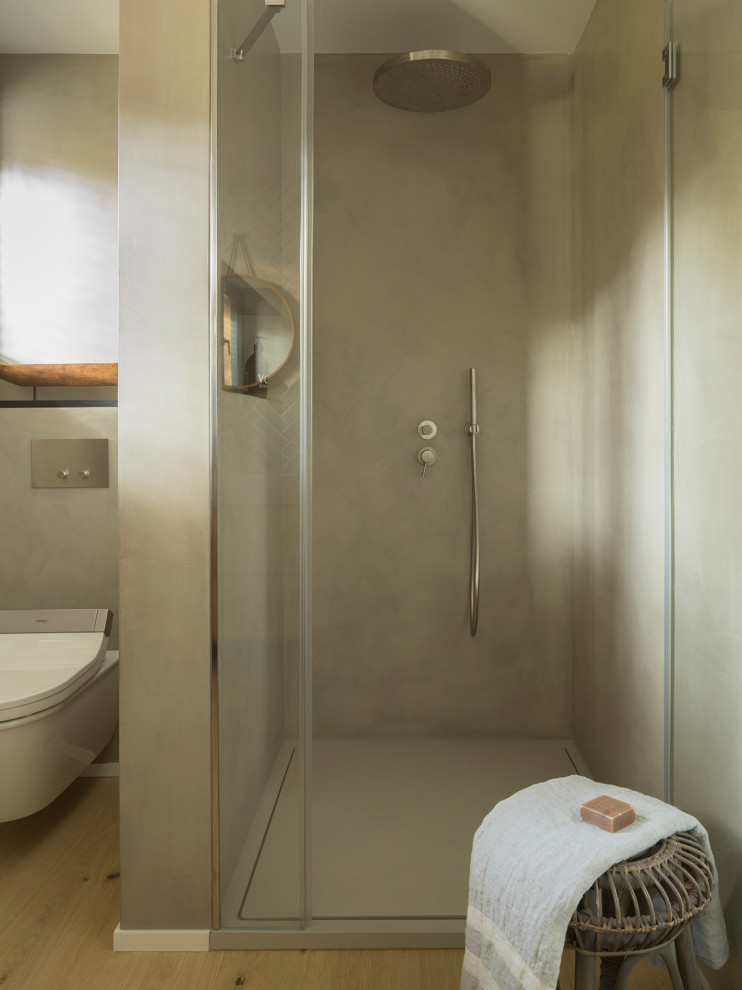 Foto på ett mellanstort medelhavsstil en-suite badrum, med möbel-liknande, beige skåp, beige kakel, beige väggar, ljust trägolv, ett undermonterad handfat och brunt golv