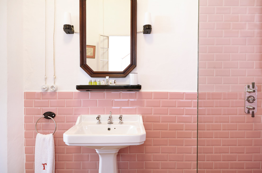 他の地域にある地中海スタイルのおしゃれな浴室 (ピンクのタイル、サブウェイタイル、ペデスタルシンク) の写真