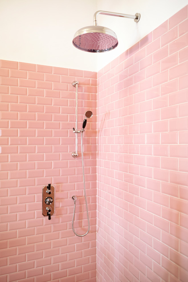 Aménagement d'une salle de bain méditerranéenne avec un carrelage rose et un carrelage métro.