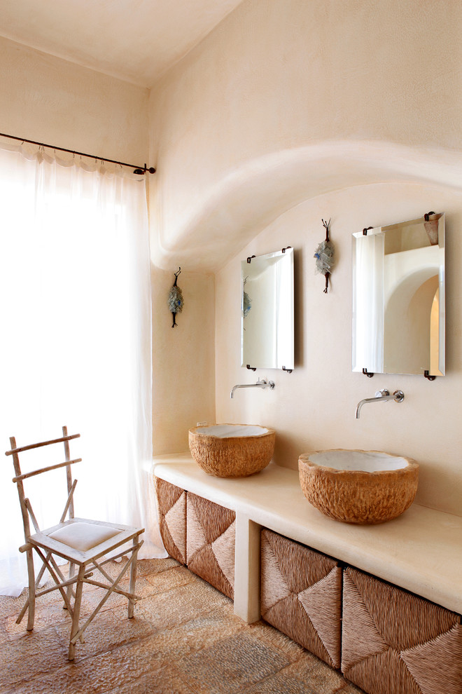 Idee per una stanza da bagno mediterranea con pareti beige e lavabo a bacinella