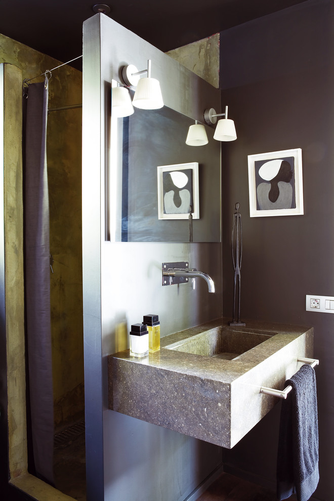Идея дизайна: маленькая ванная комната в современном стиле с подвесной раковиной, угловым душем, коричневыми стенами, душевой кабиной и шторкой для ванной для на участке и в саду