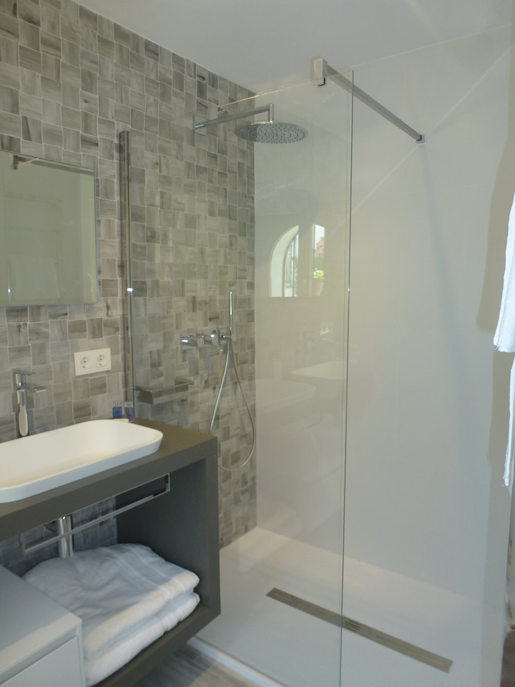 Exemple d'une grande salle d'eau romantique avec des portes de placard blanches, une douche à l'italienne, WC suspendus, un carrelage gris, mosaïque, un mur gris, un sol en carrelage de céramique, un plan de toilette en stratifié, un sol gris et un plan de toilette noir.
