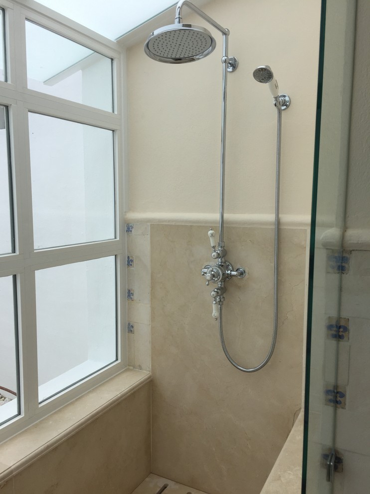 Ejemplo de cuarto de baño tradicional renovado con espejo con luz
