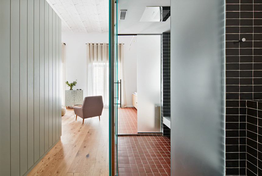 Exempel på ett mellanstort skandinaviskt badrum med dusch, med släta luckor, skåp i mellenmörkt trä, en dusch i en alkov och ett fristående handfat