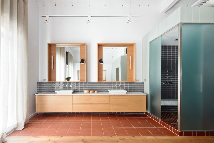 Idéer för mellanstora minimalistiska badrum med dusch, med släta luckor, skåp i mellenmörkt trä, en dusch i en alkov, vita väggar, klinkergolv i terrakotta och ett fristående handfat