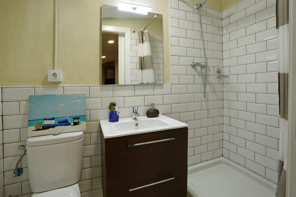 Inspiration för ett litet funkis badrum med dusch, med möbel-liknande, skåp i mörkt trä, våtrum, en toalettstol med hel cisternkåpa, vit kakel, tunnelbanekakel, beige väggar, klinkergolv i keramik och beiget golv