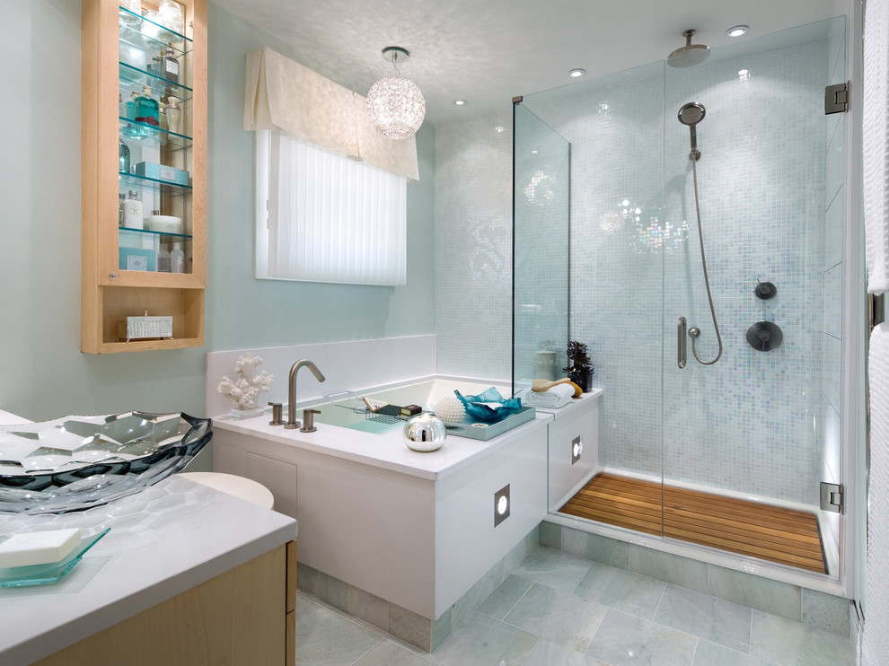 他の地域にある高級な中くらいなコンテンポラリースタイルのおしゃれな浴室 (青い壁、フラットパネル扉のキャビネット、中間色木目調キャビネット、ベッセル式洗面器、開き戸のシャワー) の写真