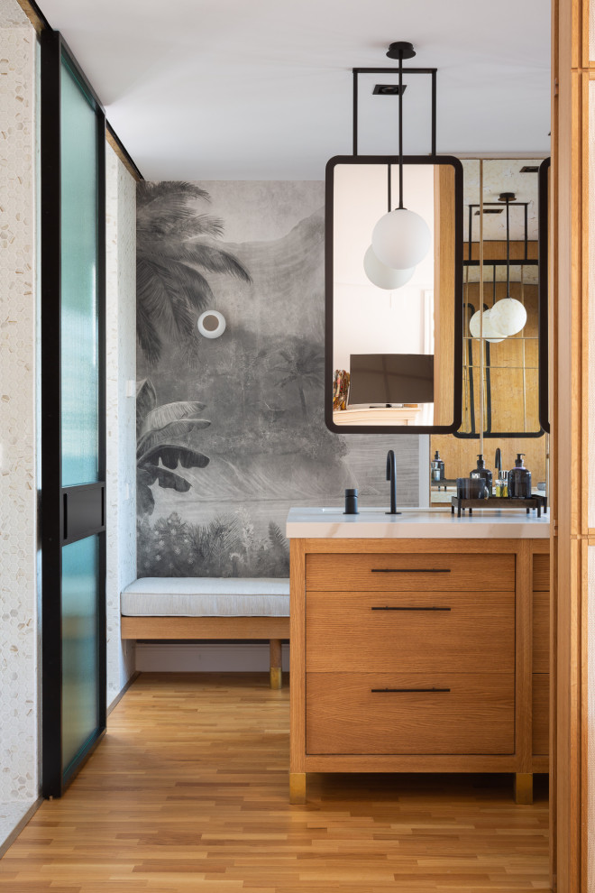 Inredning av ett modernt stort vit vitt en-suite badrum, med flerfärgade väggar, mellanmörkt trägolv, ett undermonterad handfat, marmorbänkskiva, släta luckor, skåp i mellenmörkt trä och brunt golv