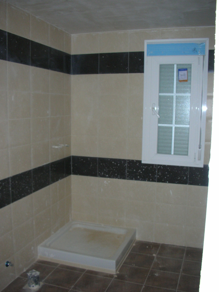 Inspiration för ett stort lantligt badrum med dusch, med vita skåp, en hörndusch, en bidé, beige kakel, keramikplattor, beige väggar, klinkergolv i keramik, ett piedestal handfat och brunt golv