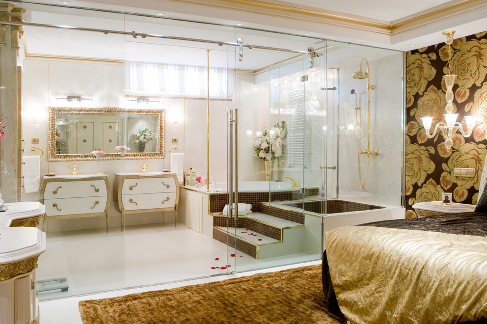 Idéer för att renovera ett stort vintage en-suite badrum, med en jacuzzi, en hörndusch, vita skåp, vita väggar, ett konsol handfat och släta luckor