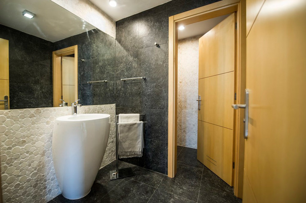 Idéer för att renovera ett stort eklektiskt badrum med dusch, med vita skåp, svart och vit kakel, mosaik, beige väggar och ett piedestal handfat