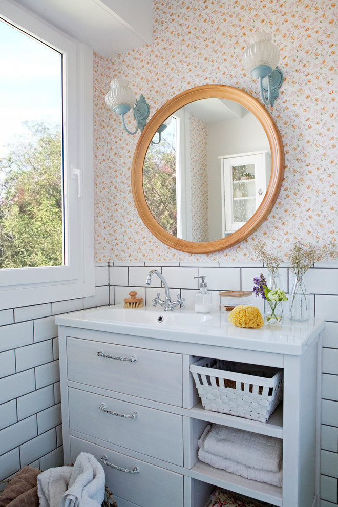 Diseño de cuarto de baño escandinavo con armarios con paneles lisos, puertas de armario blancas, baldosas y/o azulejos naranja, baldosas y/o azulejos blancos, lavabo integrado y paredes blancas