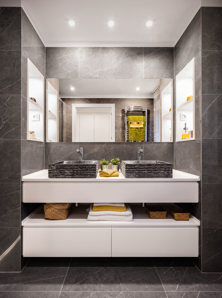 Стильный дизайн: главная ванная комната среднего размера в стиле модернизм с плоскими фасадами, белыми фасадами, душем без бортиков, унитазом-моноблоком, черно-белой плиткой, мраморной плиткой, черными стенами, полом из керамической плитки, настольной раковиной, столешницей из дерева, черным полом и душем с раздвижными дверями - последний тренд