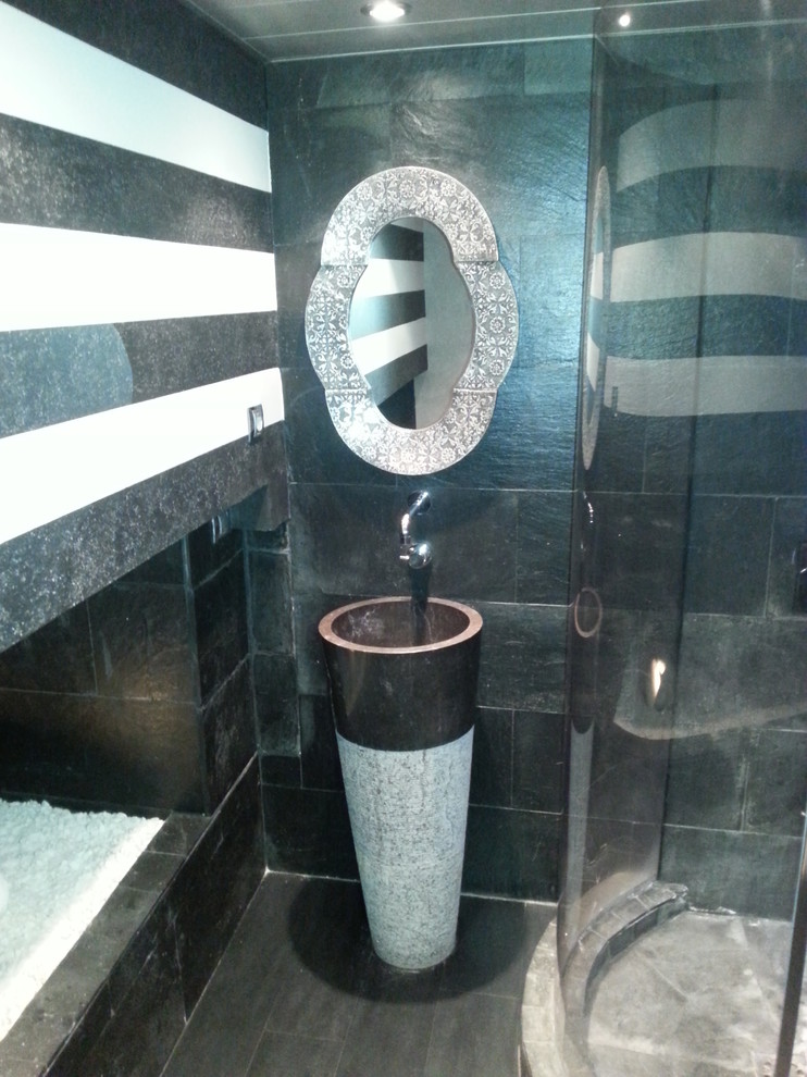 Design ideas for a modern bathroom in Seville.