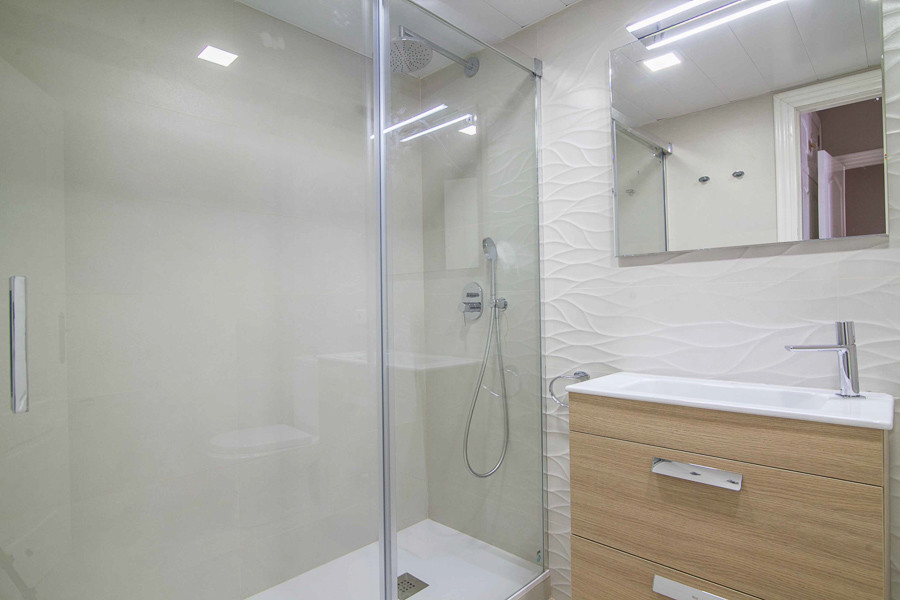 Photo of a medium sized classic shower room bathroom in Valencia with a corner shower, a one-piece toilet, white walls and an integrated sink.