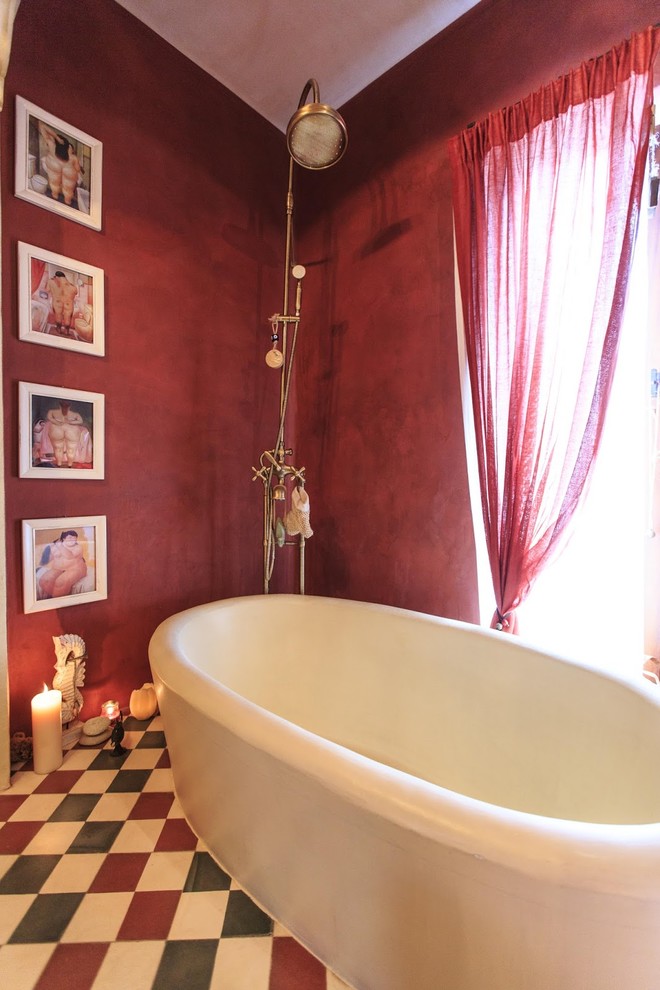 Foto di una stanza da bagno padronale country di medie dimensioni con vasca freestanding, vasca/doccia e pareti rosse