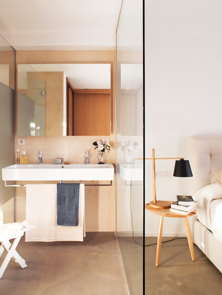 Kleines Nordisches Badezimmer mit beiger Wandfarbe, Betonboden und Wandwaschbecken in Barcelona