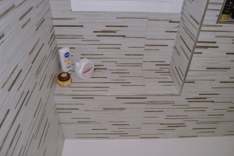 Идея дизайна: главная ванная комната среднего размера в стиле модернизм с фасадами с выступающей филенкой, светлыми деревянными фасадами, душевой комнатой, раздельным унитазом, бежевой плиткой, керамической плиткой, бежевыми стенами, полом из керамической плитки, настольной раковиной, коричневым полом, душем с раздвижными дверями, белой столешницей, сиденьем для душа, тумбой под одну раковину и напольной тумбой